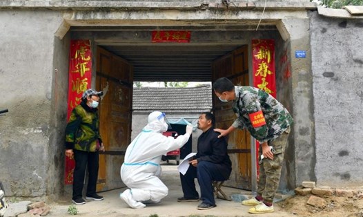 Tỉnh Hà Nam, Trung Quốc, yêu cầu người dân xét nghiệm COVID-19 2 ngày một lần. Ảnh minh họa. Ảnh: AFP
