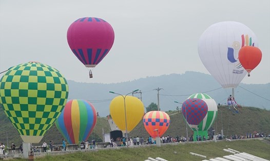 Hình ảnh trình diễn bay khinh khí cầu ở Vũ Quang (Hà Tĩnh) ngày 7.5 vừa qua. Ảnh: Trần Tuấn.