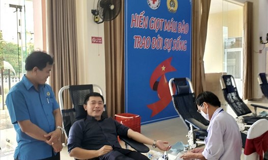 Ông Lê Minh Nhân - Chủ tịch LĐLĐ tỉnh Thừa Thiên Huế thăm hỏi đoàn viên, người lao động tình nguyện hiến máu. Ảnh: H. Hiền.