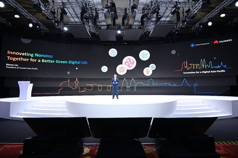 Ông Simon Lin, Chủ tịch Khu vực APAC của Huawei có bài phát biểu tại hội nghị. Ông Simon Lin, Chủ tịch Khu vực APAC của Huawei có bài phát biểu tại hội nghị.