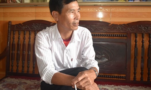 Bố tiền đạo Nhâm Mạnh Dũng - ông Nhâm Văn Ngoan trò chuyện cùng PV Lao Động. Ảnh: Trung Du