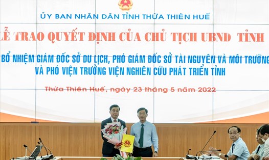 Ông Nguyễn Văn Phúc (trái) được bổ nhiệm giữ chức Giám đốc Sở Du lịch Thừa Thiên Huế. Ảnh: PV.