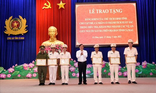 Chủ tịch UBND tỉnh Cà Mau Huỳnh Quốc Việt tặng Bằng khen cho các cá nhân có thành tích phá án nhanh. Ảnh: Hoàng Giang