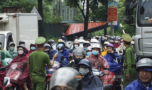 Hà Nội mưa lớn khiến nhiều tuyến đường ngập gây ách tắc giao thông. Ảnh: Tùng Giang.