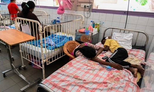 Một bé trai trên giường bệnh với mẹ ngồi cạnh ở Bệnh viện Nhi Lady Ridgeway, Colombo, Sri Lanka, ngày 21.4. Ảnh: AFP