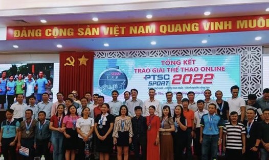 Công đoàn Tổng công ty CP Dịch vụ Kỹ thuật Dầu khí Việt Nam trao giải thể thao. Ảnh: CĐCT