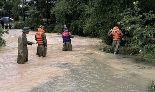 Lực lượng chức năng đang tích cực tìm kiếm một cháu bé bị mất tích mưa lũ ở Thái Nguyên. Ảnh: BTN