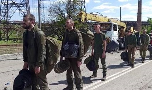 Binh sĩ Ukraina từ tiểu đoàn Azov tại nhà máy thép Azovstal ở Mariupol đầu hàng. Ảnh: Bộ Quốc phòng Nga