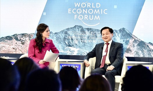 Phó Thủ tướng Lê Minh Khái (phải) dự phiên thảo luận tại Hội nghị WEF, ngày 23.5.2022. Ảnh: VGP
