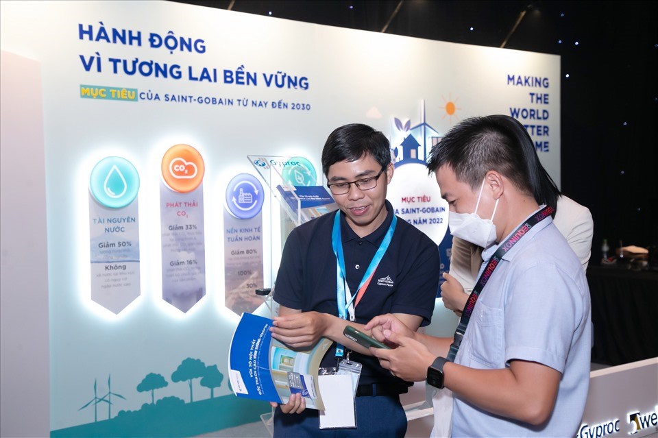 Đại diện kỹ thuật Saint-Gobain giới thiệu các giải pháp Vữa tô chuyên dụng chống nứt tại sự kiện BCI Equinox 2022. Đại diện kỹ thuật Saint-Gobain giới thiệu các giải pháp Vữa tô chuyên dụng chống nứt tại sự kiện BCI Equinox 2022.