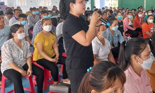 Giám đốc Công ty TNHH Phượng Tùng Anh đặt câu hỏi với lãnh đạo huyện Tiểu Cần, tỉnh Trà Vinh.
