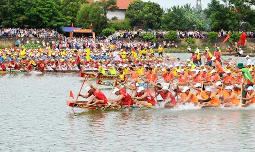 Lễ hội đua thuyền truyền thống trên sông Kiến Giang là lễ hội thu hút rất đông du khách và người dân địa phương. Ảnh: LPL