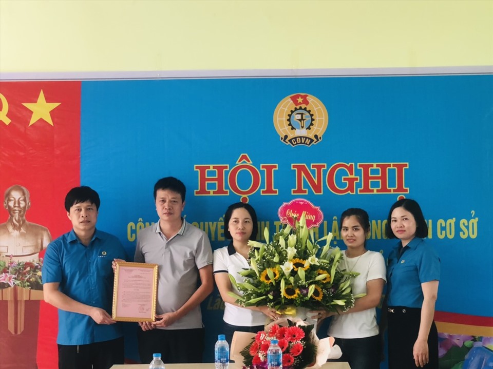 Lãnh đạo Liên đoàn Lao động huyện Yên Dũng trao quyết định và tặng hoa Ban chấp hành Công đoàn cơ sở Công ty.