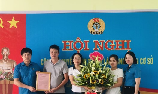 Lãnh đạo Liên đoàn Lao động huyện Yên Dũng trao quyết định và tặng hoa Ban chấp hành Công đoàn cơ sở Công ty.