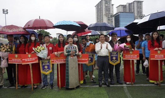 Các đại biểu chụp ảnh lưu niệm cùng các đội bóng tham gia tranh giải.