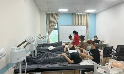 Sinh viên Cao đẳng Việt Mỹ chuyên nghành Chăm sóc sắc đẹp thực tập tại spa làm đẹp.