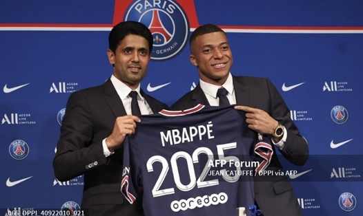 Mbappe gia hạn hợp đồng tới năm 2025 với PSG.  Ảnh: AFP