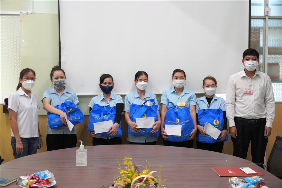 Trao quà hỗ trợ người lao động hoàn cảnh khó khăn tại KCN Đông Xuyên. Ảnh: T.A