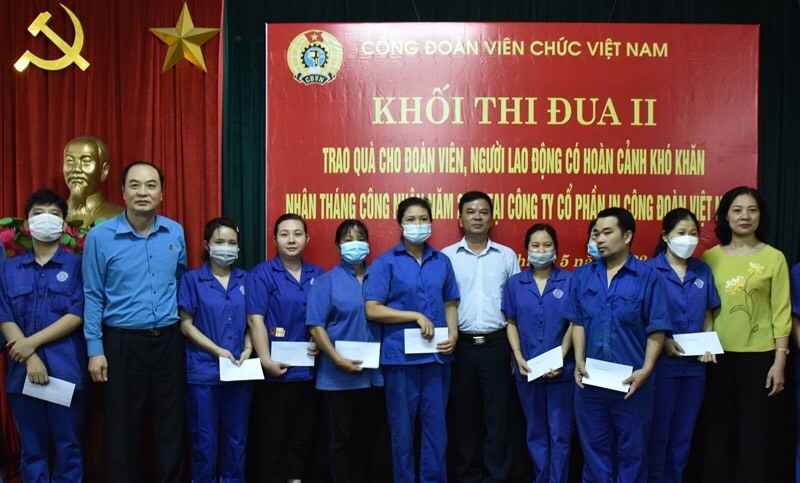 Những suất quà đến đoàn viên và người lao động khó khăn.