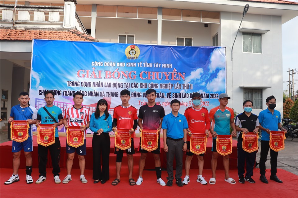 Lãnh đạo Công đoàn Khu Kinh tế Tây Ninh trao cờ lưu niệm cho các đội tham dự Giải Bóng chuyền