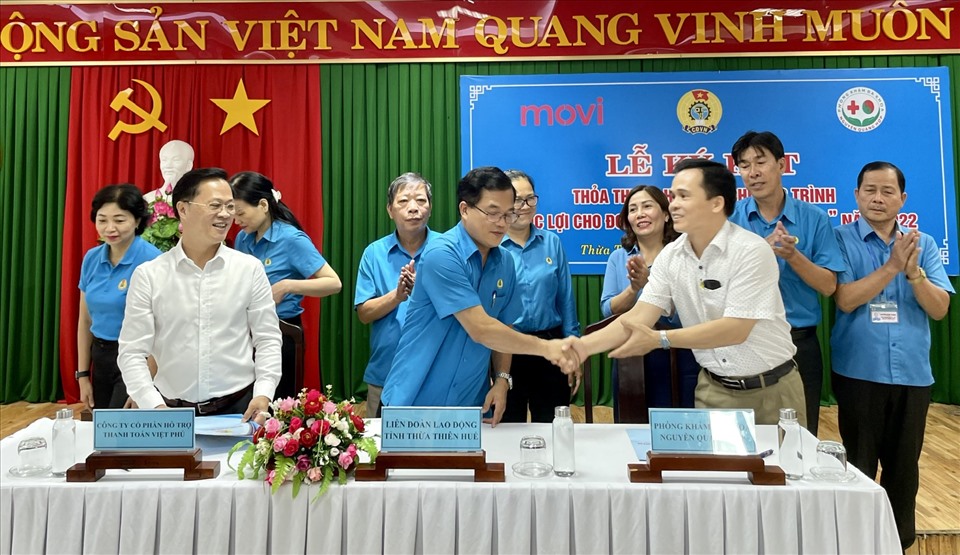 Ông Lê Minh Nhân (giữa) - Chủ tịch LĐLĐ Thừa Thiên Huế ký kết chương trình "Phúc lợi đoàn viên" với đại diện 2 đối tác. Ảnh: CTV.