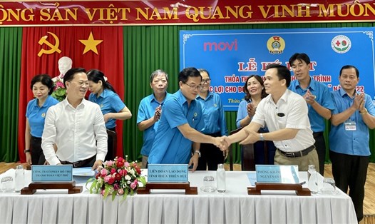 Ông Lê Minh Nhân (giữa) - Chủ tịch LĐLĐ Thừa Thiên Huế ký kết chương trình "Phúc lợi đoàn viên" với đại diện 2 đối tác. Ảnh: CTV.