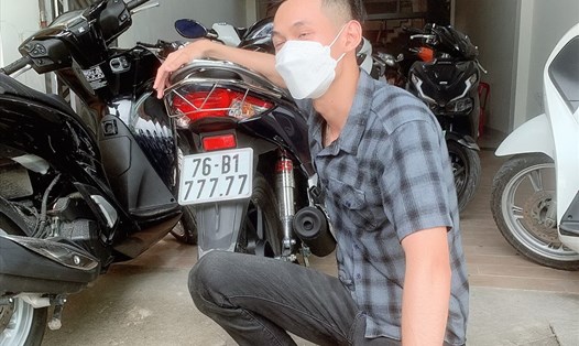Anh Nguyễn Nữ bên "con cưng" sau nhiều ngày thuyết phục chị Thủy nhượng lại chiếc xe mô tô đeo biển số "khủng". Ảnh: L.Đ