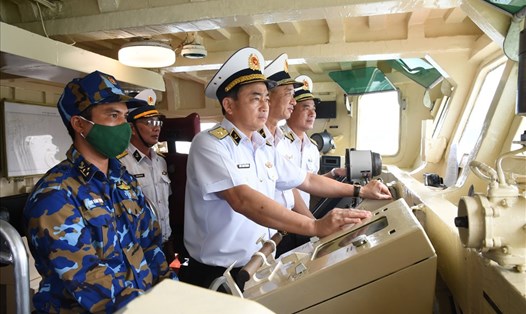 Chuẩn Đô đốc Trần Thanh Nghiêm kiểm tra công tác sẵn sàng chiến đấu trên Tàu 261. Ảnh: V5HQ