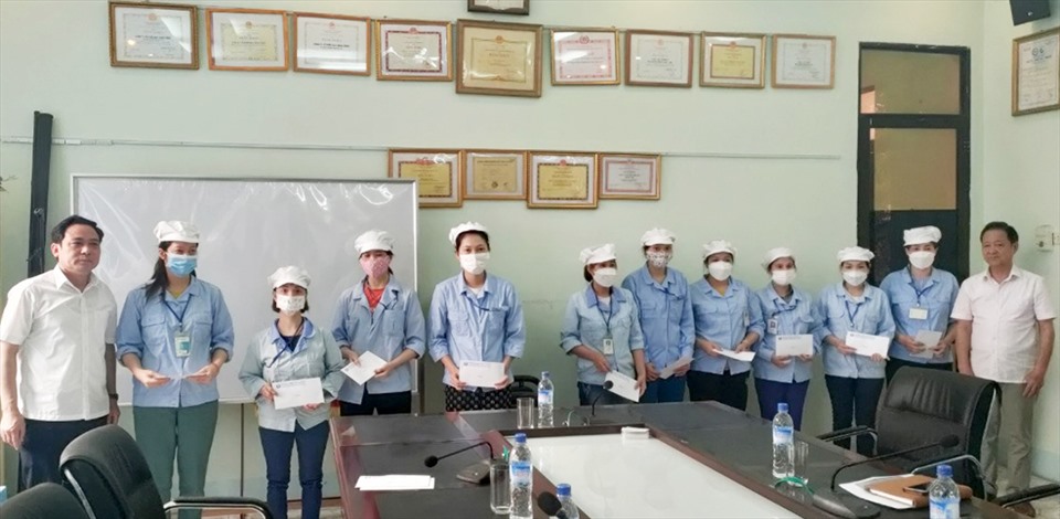 Trao trợ cấp tới công nhân lao động.