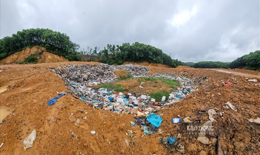 Bãi rác mọc lên, hàng chục hộ dân tại TP.Yên Bái hứng chịu nhiều hậu quả do ô nhiễm nước, không khí. Ảnh: Trần Trọng.