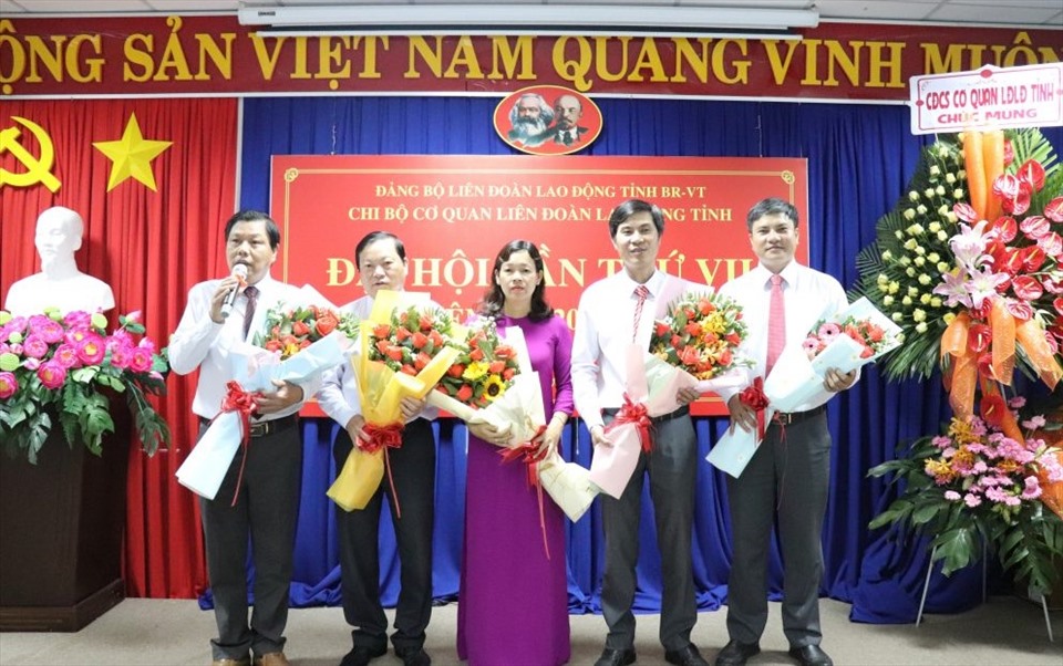 Ban chấp hành Chi bộ nhiệm kỳ 2022 - 2025 ra mắt Đại hội. Ảnh: LĐLĐ
