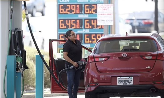 Giá xăng vượt mốc 6 USD/gallon tại một trạm xăng ở Petaluma, California, Mỹ. Ảnh: Getty