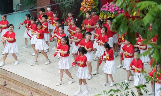 Các em học sinh Trường Tiểu học Vĩnh Tuy (quận Hai Bà Trưng) tham gia các hoạt động vui chơi, văn nghệ chào mừng thành công SEA Games 31