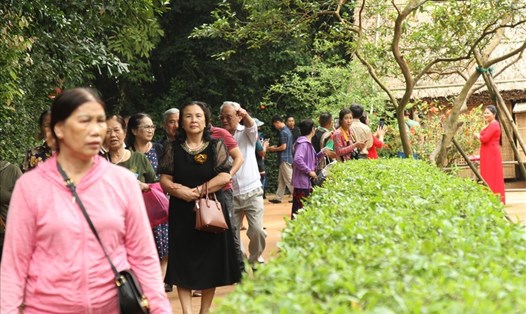Du khách mọi miền về thăm làng Sen, quê nội Bác Hồ (Nam Đàn, Nghệ An) trong dịp kỷ niệm 132 ngày sinh Chủ tịch Hồ Chí Minh. Ảnh: Minh Khuê