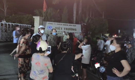 Người dân tiếp tục tập trung ở Công ty Việt Trường tối 23.5, kiến nghị về tình trạng mùi hôi thối phát ra từ công ty này. Ảnh: NDCC