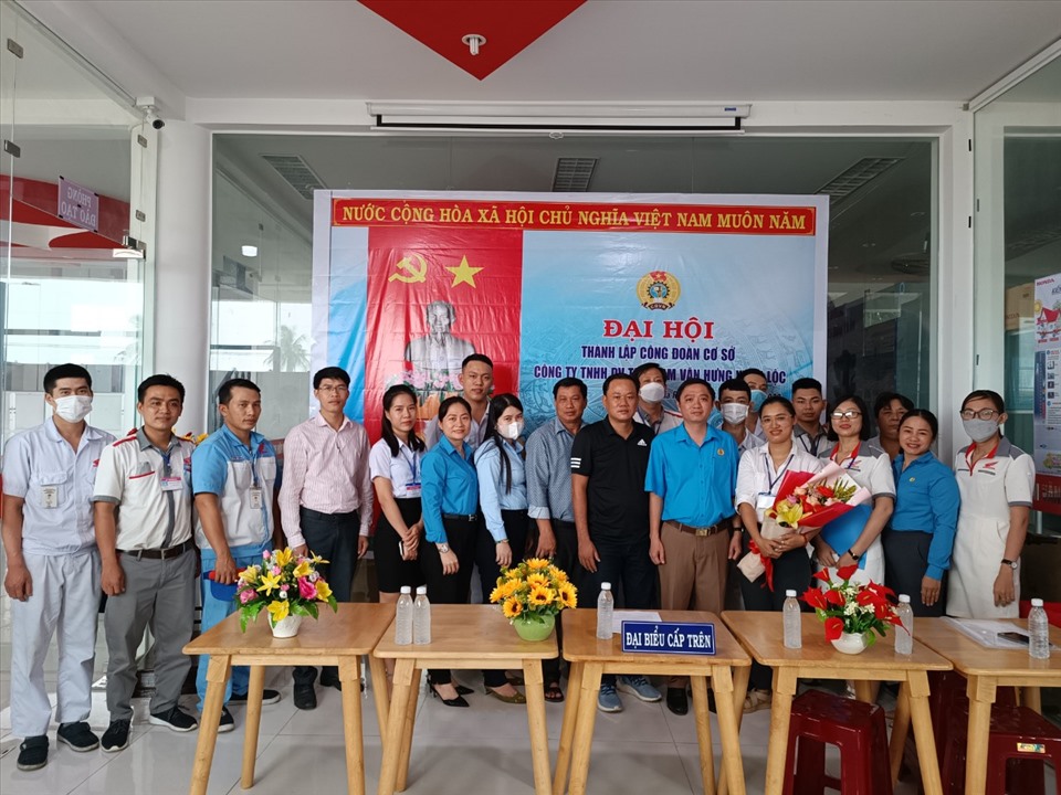 LĐLĐ huyện Xuân Lộc và Ban giám đốc Công ty chúc mừng Công đoàn cơ sở được chính thức ra mắt và đi vào hoạt động. Ảnh: Hà Anh Chiến