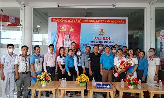LĐLĐ huyện Xuân Lộc và Ban giám đốc Công ty chúc mừng Công đoàn cơ sở được chính thức ra mắt và đi vào hoạt động. Ảnh: Hà Anh Chiến