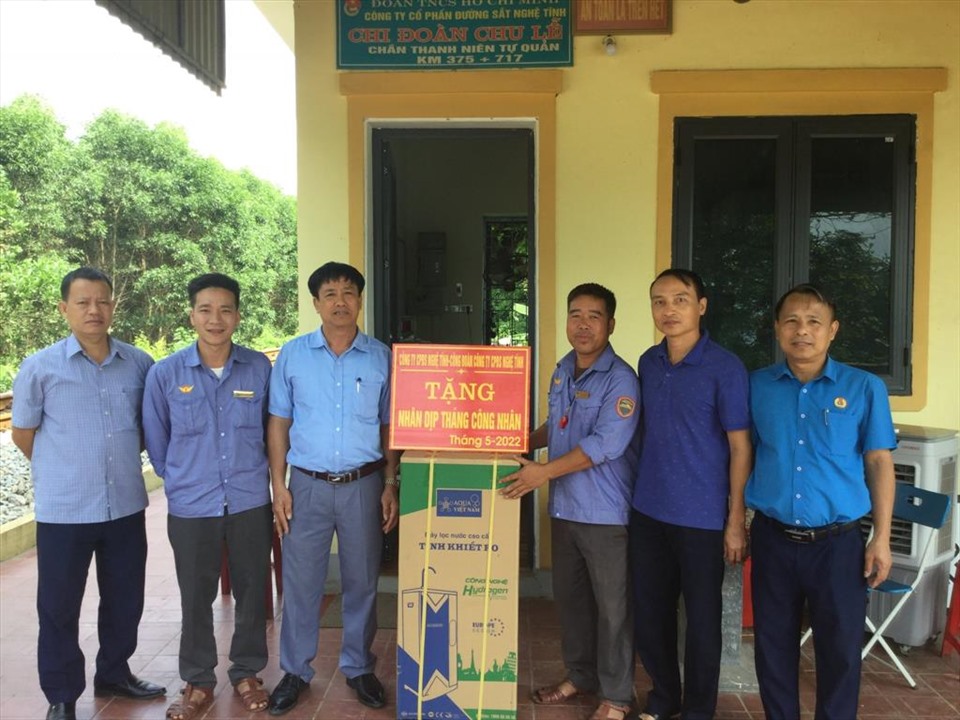 Tặng máy lọc nước cho người lao động tại chắn 375+317. Ảnh: CĐCT