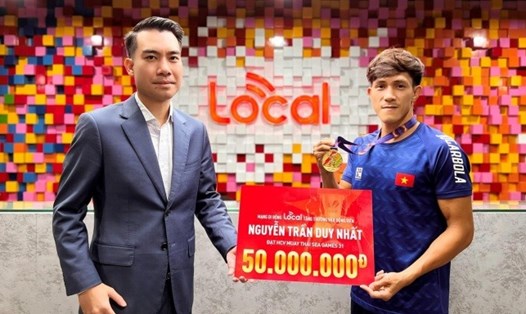 Nguyễn Trần Duy Nhất nhận thưởng sau tấm huy chương vàng SEA Games 31. Ảnh: LC