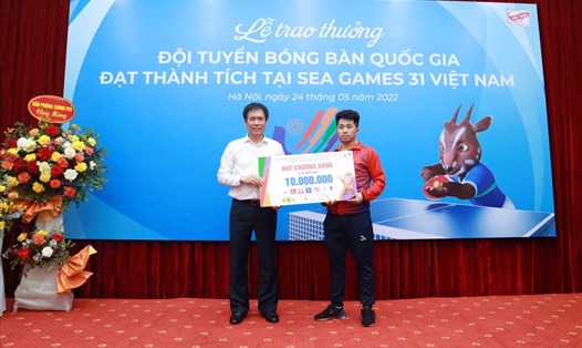 Phó tổng cục trưởng Tổng cục thể dục thể thao - Trần Đức Phấn trao thưởng 10 triệu đồng cho vận động viên Nguyễn Đức Tuân. Ảnh: Bùi Lượng