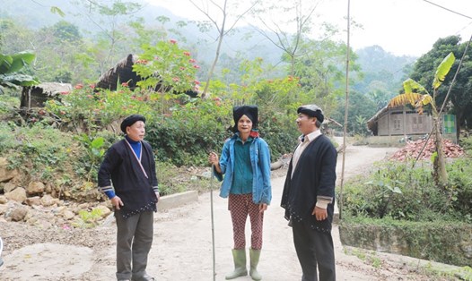 Già làng Lý Hồng Minh (ngoài cùng bên phải) tuyên truyền, vận động nhân dân xóm Sưng, xã Cao Sơn (Đà Bắc) chấp hành tốt chủ trương, chính sách của Đảng, Nhà nước.