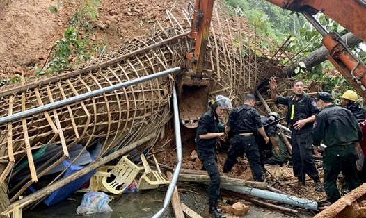 Lực lượng chức năng tiến hành cứu nạn ngôi nhà bị vùi lấp tại huyện Hàm Yên (Tuyên Quang).
