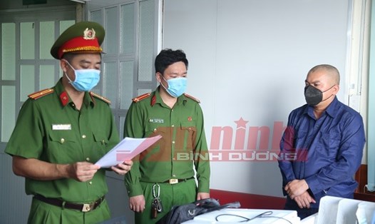 Cơ quan Cảnh sát điều tra đọc quyết định khởi tố bị can, bắt tạm giam Châu Minh Sơn trong vụ lập dự án ma lừa bán đất nền. Ảnh: CABD