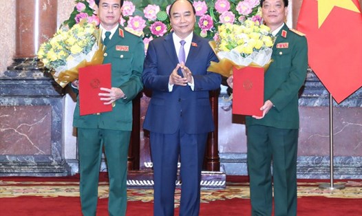 Chủ tịch nước Nguyễn Xuân Phúc trao quyết định thăng quân hàm từ Trung tướng lên Thượng tướng đối với ông Ngô Minh Tiến (bên phải) và ông Lương Đình Hồng. Ảnh: VPCTN