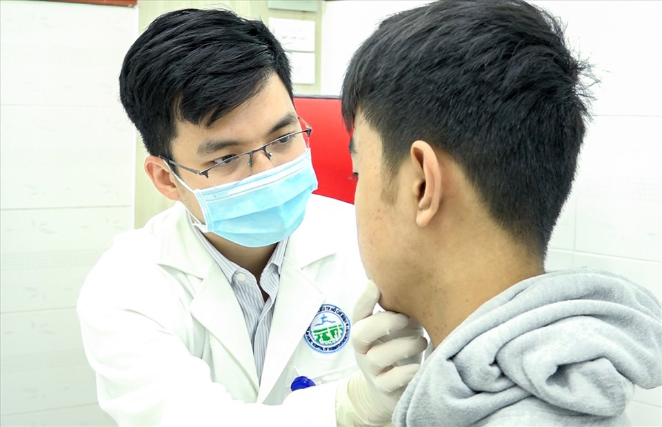 Bác sĩ tư vấn cho bệnh nhân. Ảnh: BV