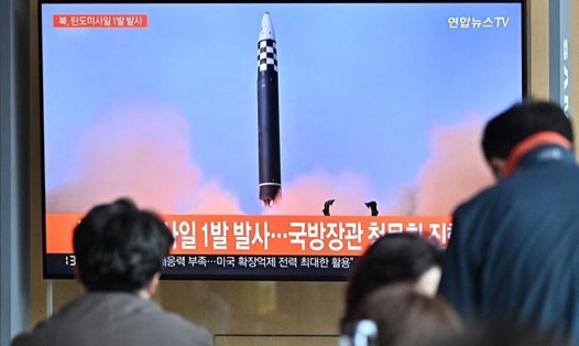 Người dân Hàn Quốc xem hình ảnh một vụ phóng tên lửa của Triều Tiên trên bản tin truyền hình tại một ga tàu ở Seoul ngày 4.5. Ảnh: AFP