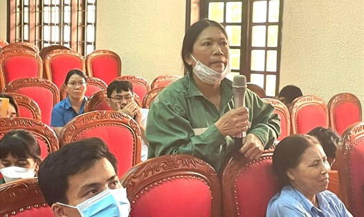 Công nhân lao động trình bày ý kiến với lãnh đạo huyện Quỳnh Lưu (Nghệ An). Ảnh: GV