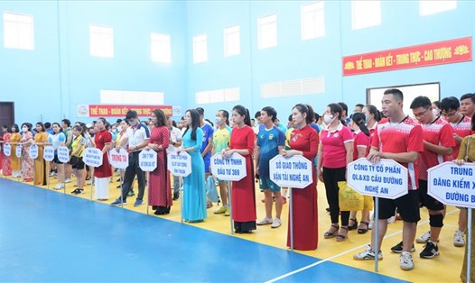 500 vận động viên tham gia thi đấu 5 môn: Bóng đá, bóng chuyền nam, bóng chuyền nữ, bóng đệm nam, kéo co tại Hội thao ngành GTVT Nghệ An năm 2022. Ảnh: Quang Đại