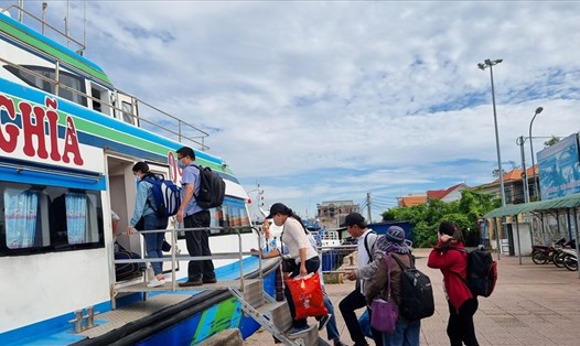 Giá vé tàu cao tốc từ Sa Kỳ ra Lý Sơn tăng 35 nghìn đồng/lượt. Ảnh: Thanh Chung