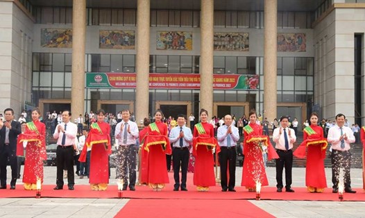Cắt băng khánh thành lễ xúc tiến thương mại tiêu thụ vải thiều tại Bắc Giang. Ảnh: BG